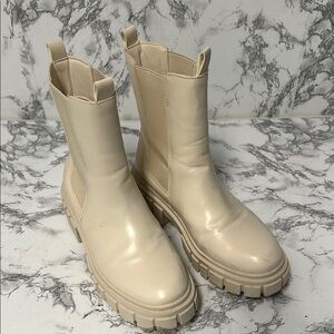 Charlotte Russe Women’s Beige Faux Leather Gore Boots Size 8